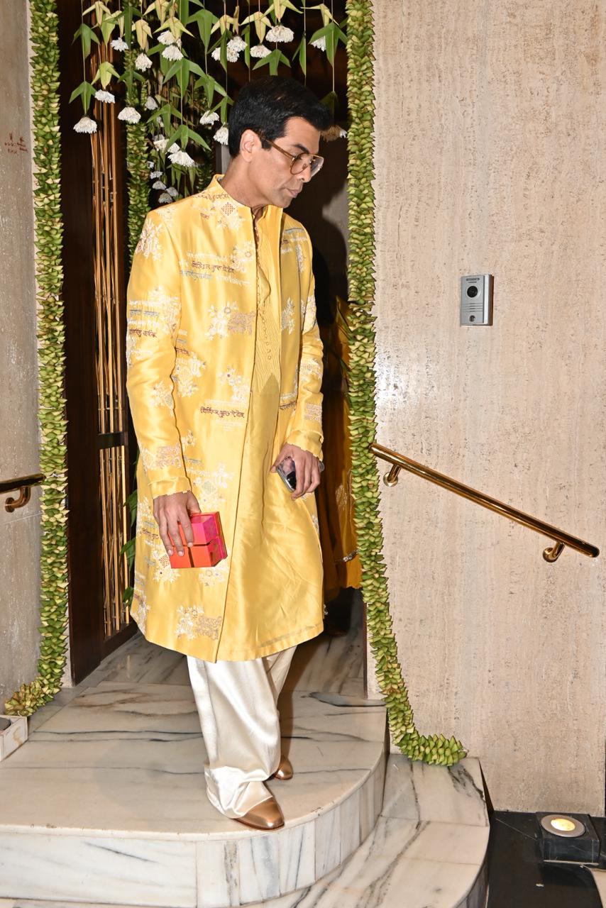 Karan Johar visited close friend Manish Malhotra's house to seek blessings from Ganpati Bappa