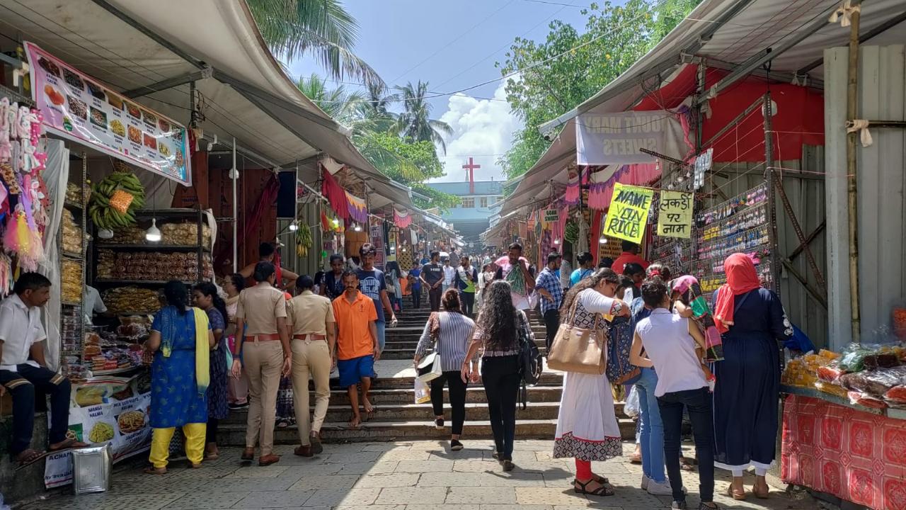 Every year, many people put up stalls to not only sell religious offerings but also different kinds of sweets like kadio bodios, petha and even halwa of different kinds and colours.