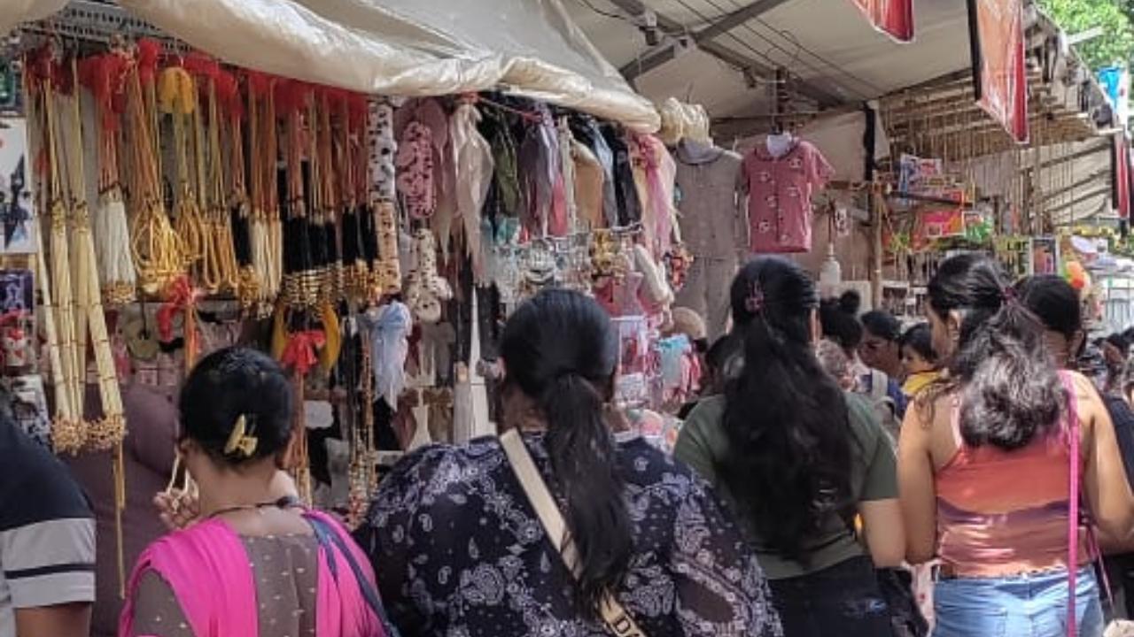 If the food and books were seeing their stalls full, the jewellery shops were full too as young and old women, who were looking through the different options, chose a variety of jewellery pieces.