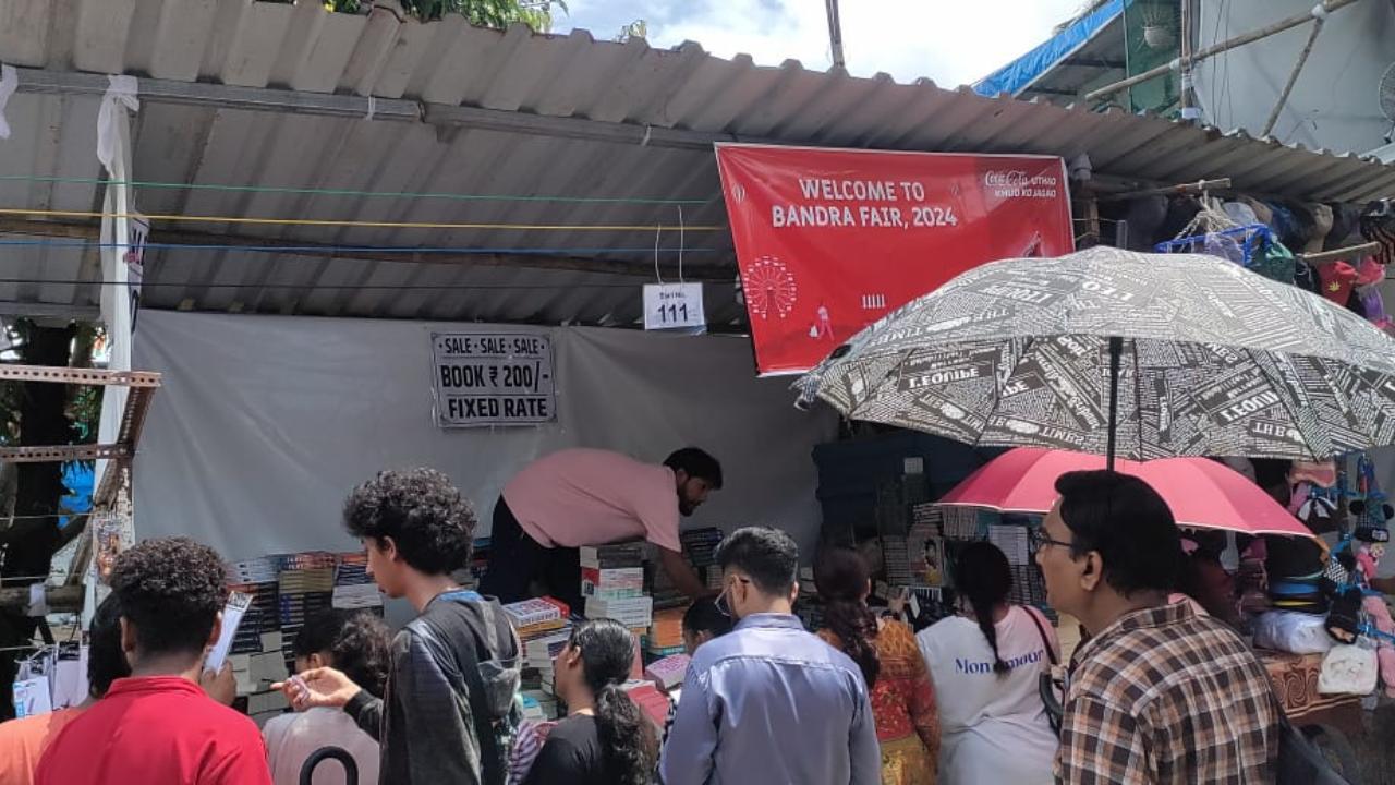 While the food stalls were hugely popular, the book stalls also saw many youngsters and elder take their pick as they were being sold for Rs 100 onwards.