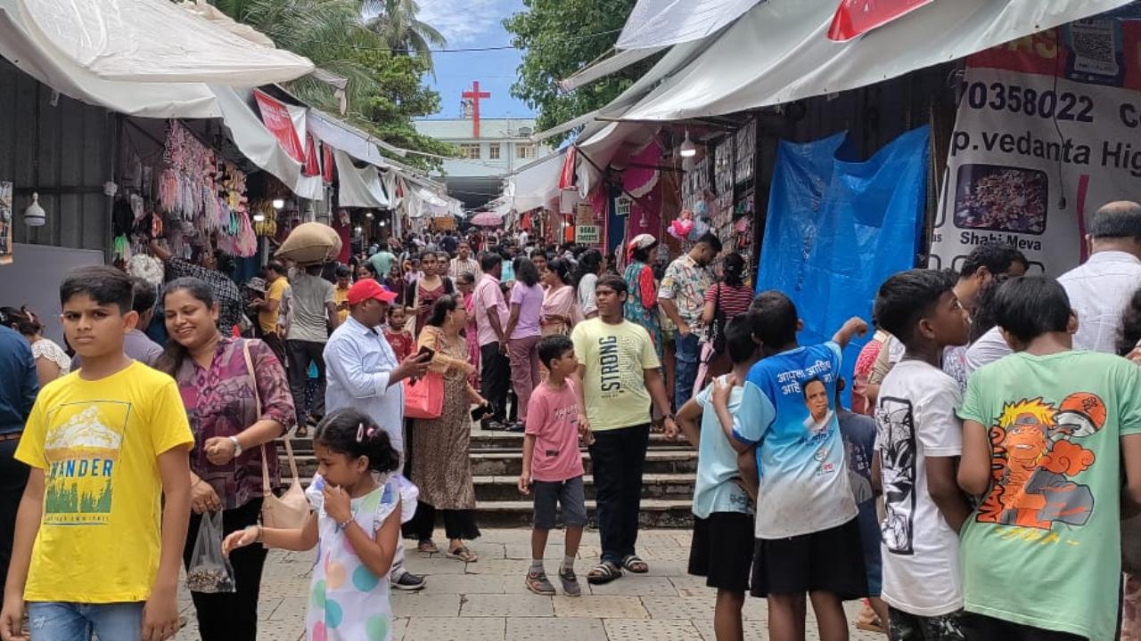 Stopping at each and every stall, the crowd not only saw youngsters but also children come with their parents, and even the elderly.