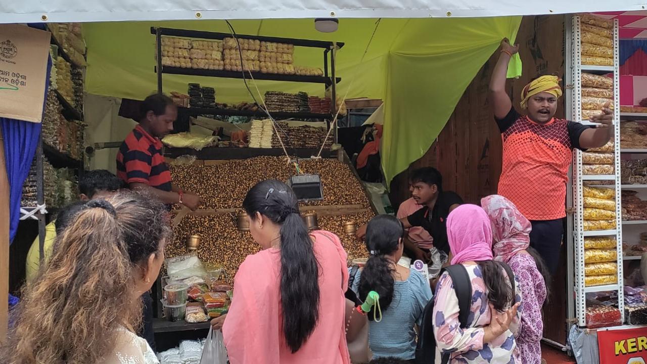 While some stopped by to buy kadio bodios, others stopped at stalls to buy halwa, and even kala channa and petha.