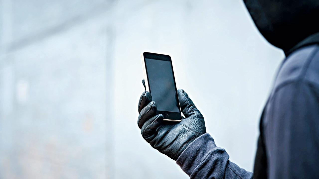 Mumbai: Lawyer blackmailed with nude pics