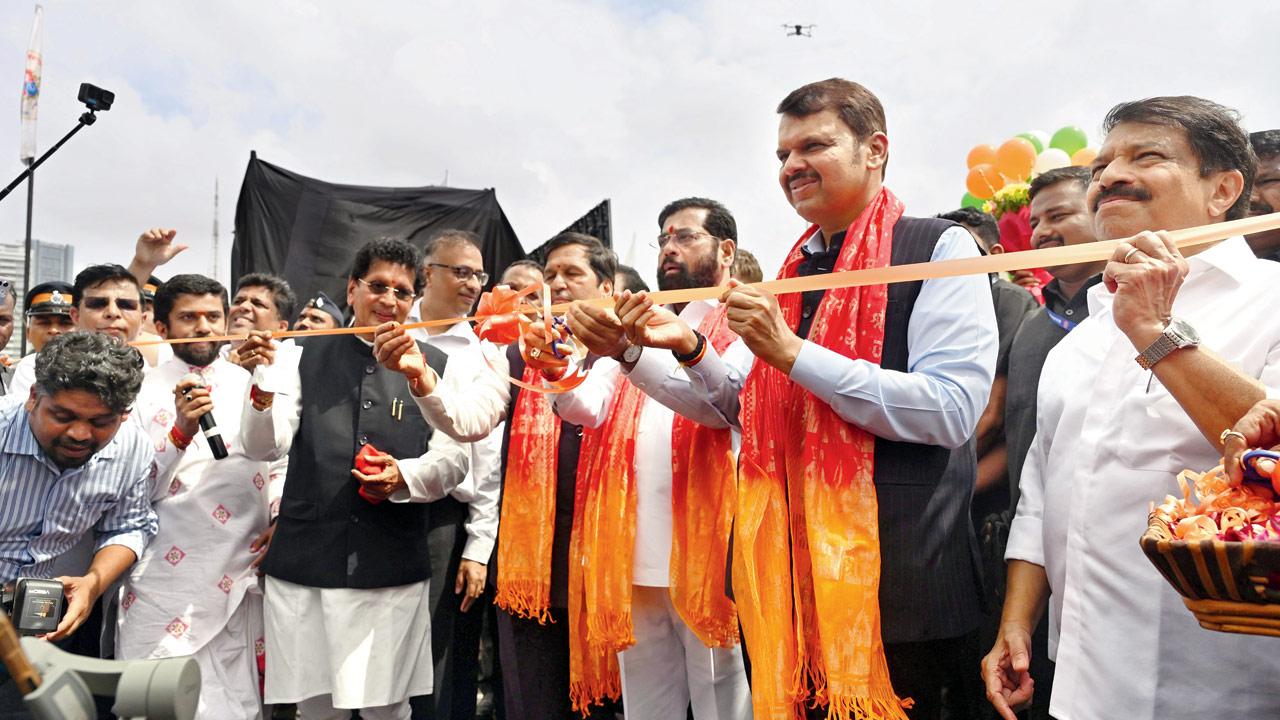 CM Shinde and Dy CM Fadnavis at the ribbon cutting ceremony. Pics/Atul Kamble