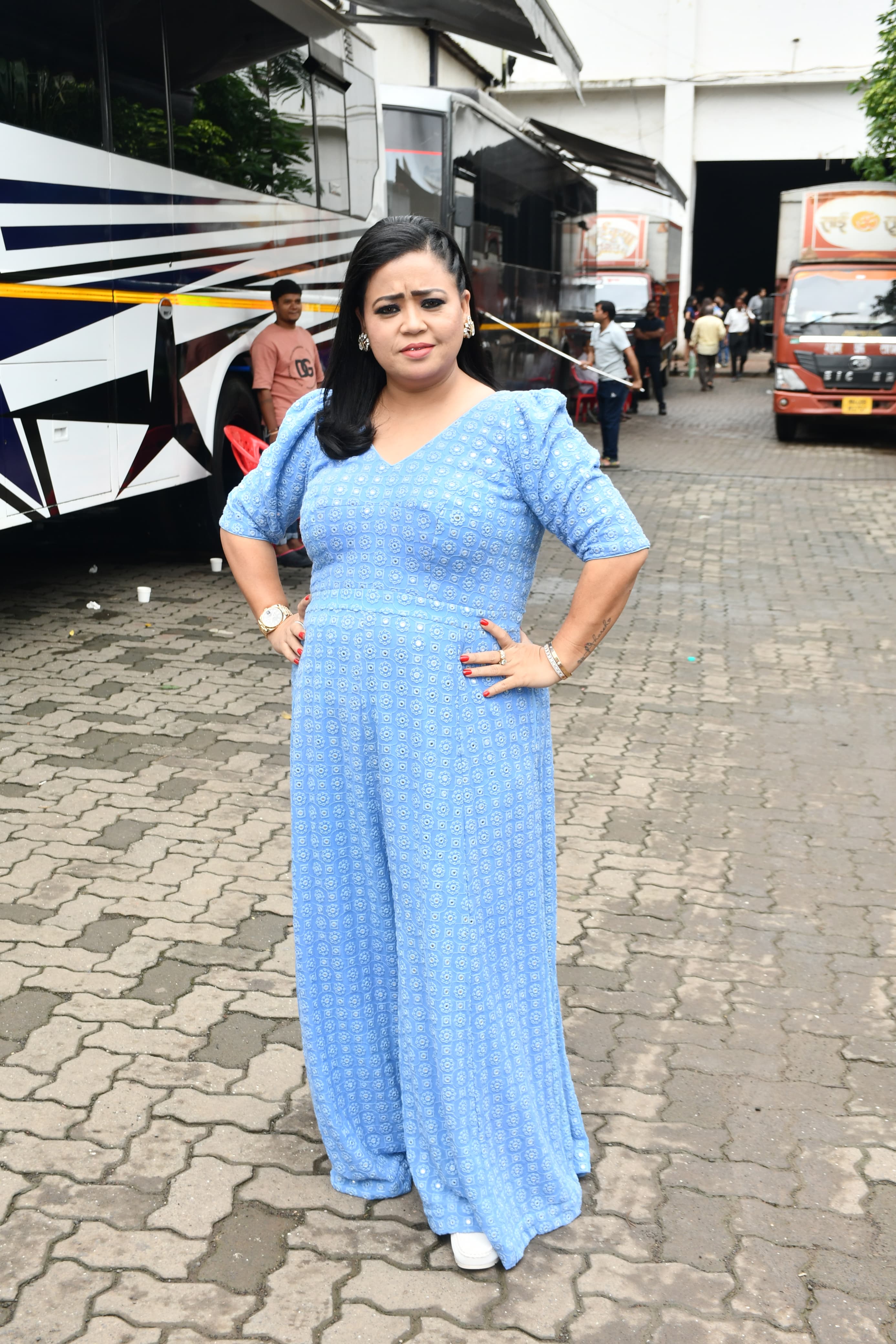 Bharti Singh, who is doing a fabulous job as a host, looked gorgeous in a blue jumpsuit 