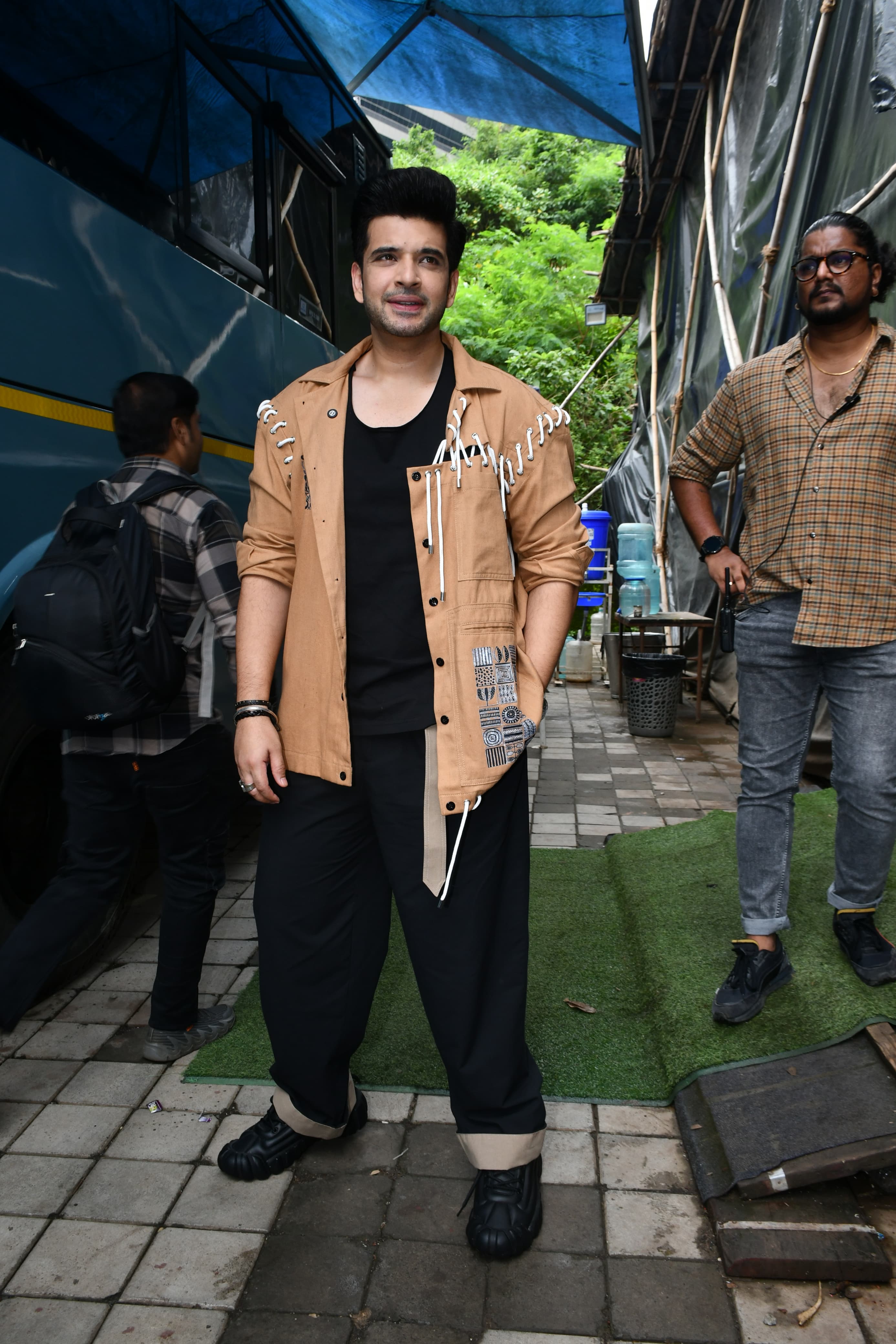 Karan Kundrra, who has been keeping his fashion on point, will be seen wearing a black outfit with stylish brown jacket