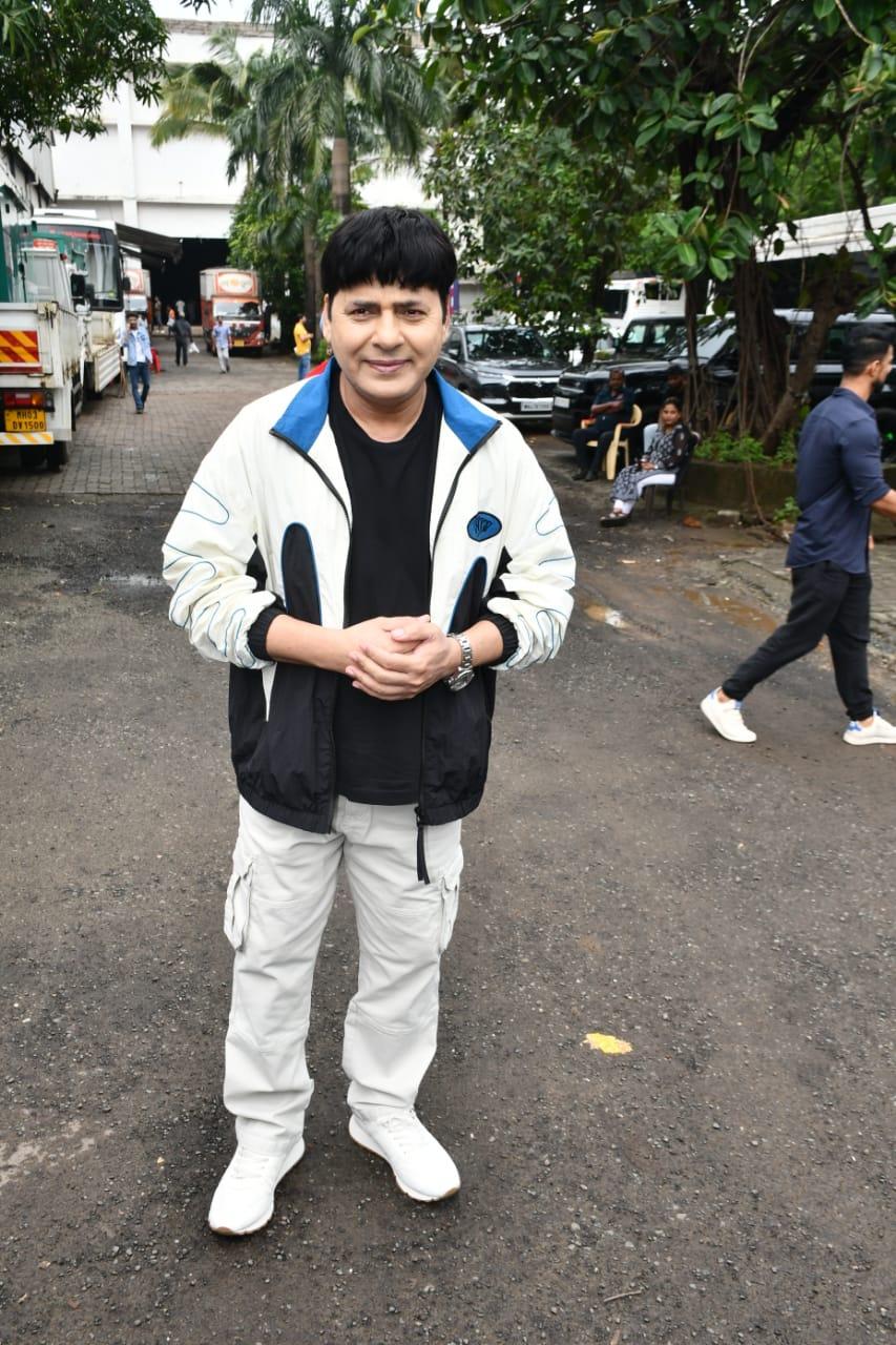 Sudesh Lahiri posed for the cameramen as he went to shoot for Laughter Chefs' new episode