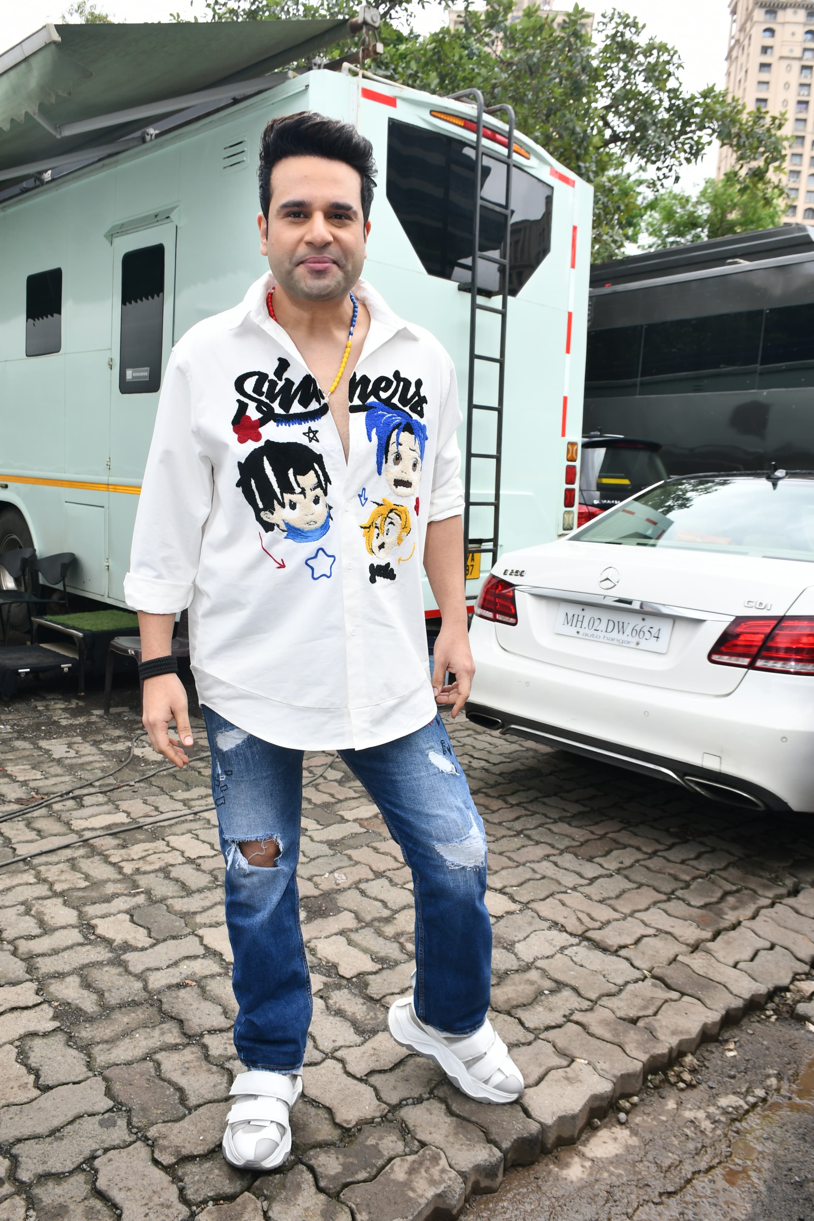 Krushna Abhishek, who is making the audience roll out of their seats laughing, was also clicked on the sets of the show