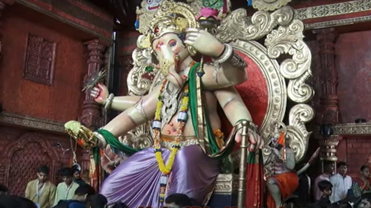 Another famous Ganpati idol, the Chinchpoklicha Chintamani, witnesses huge crowds of devotees each year