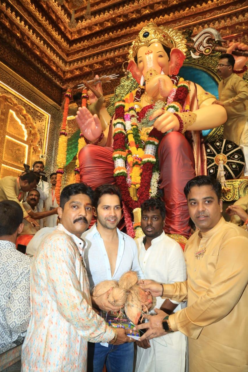The duo reached the holy place to seek Ganpati's blessings. Varun & Atlee were accompanied by Murad Khetan 