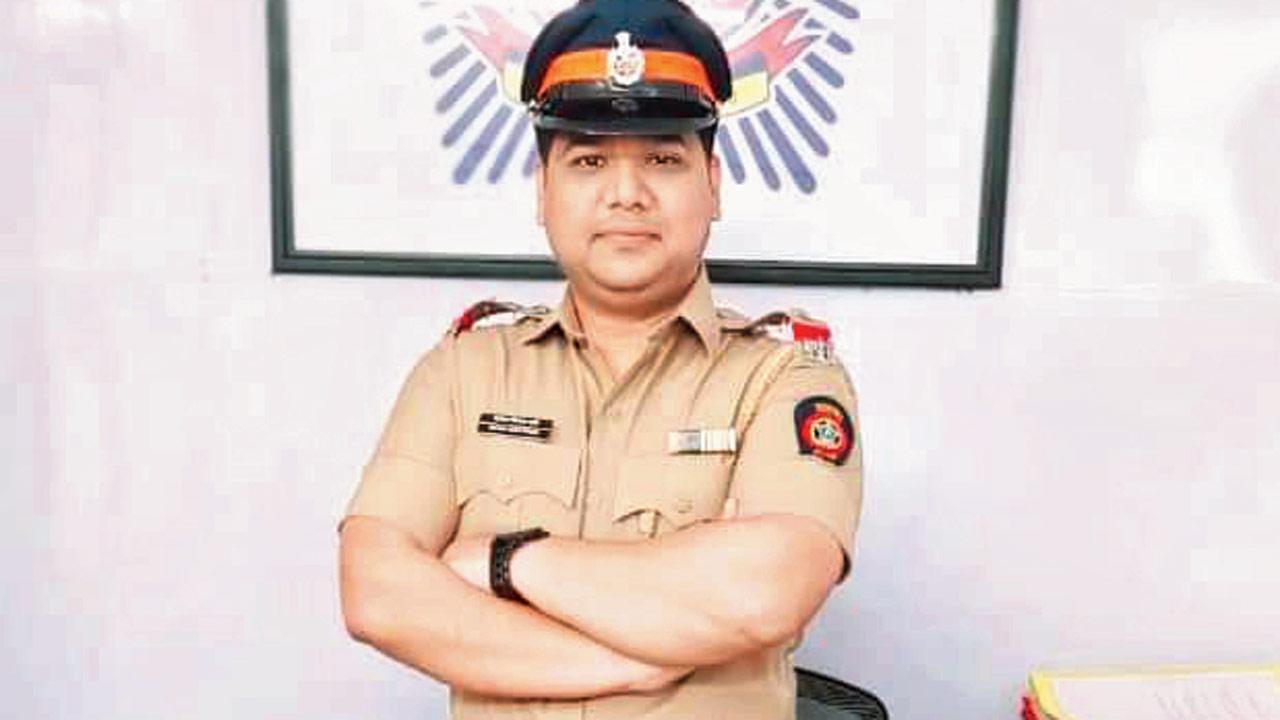 API Vivek Tambe of the Bangur Nagar police