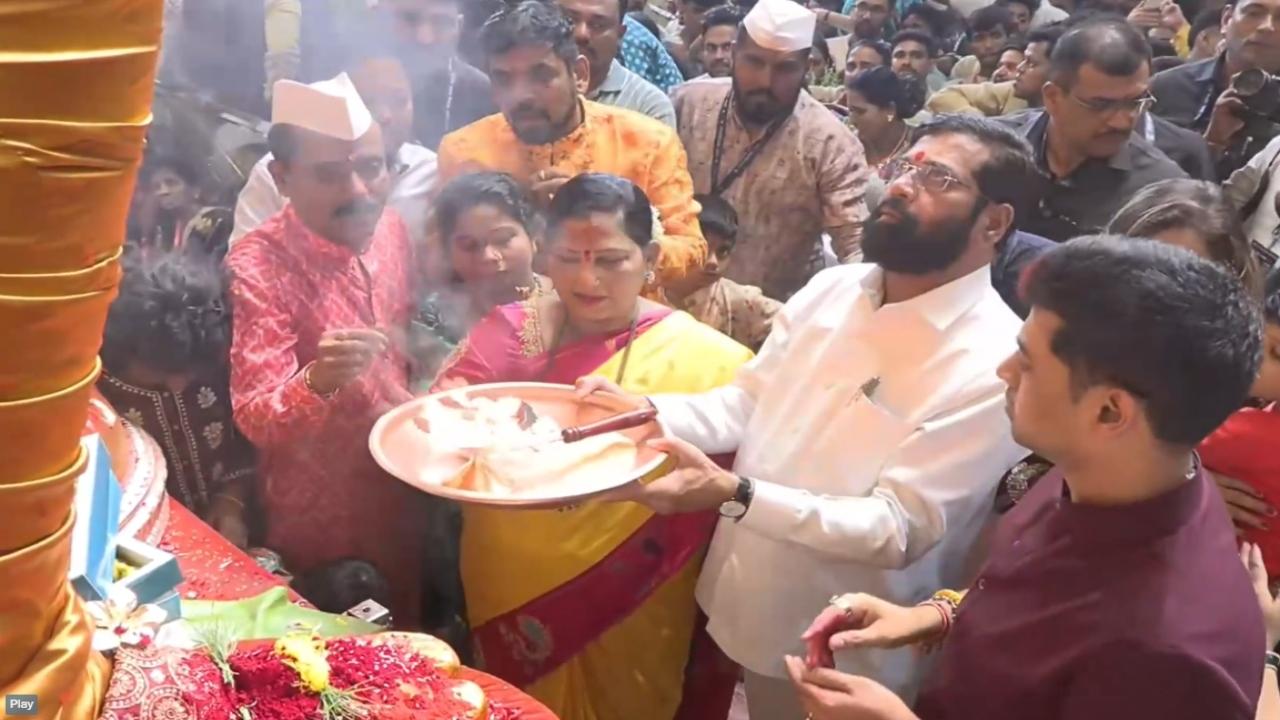 He also performed the aarti before Bappa