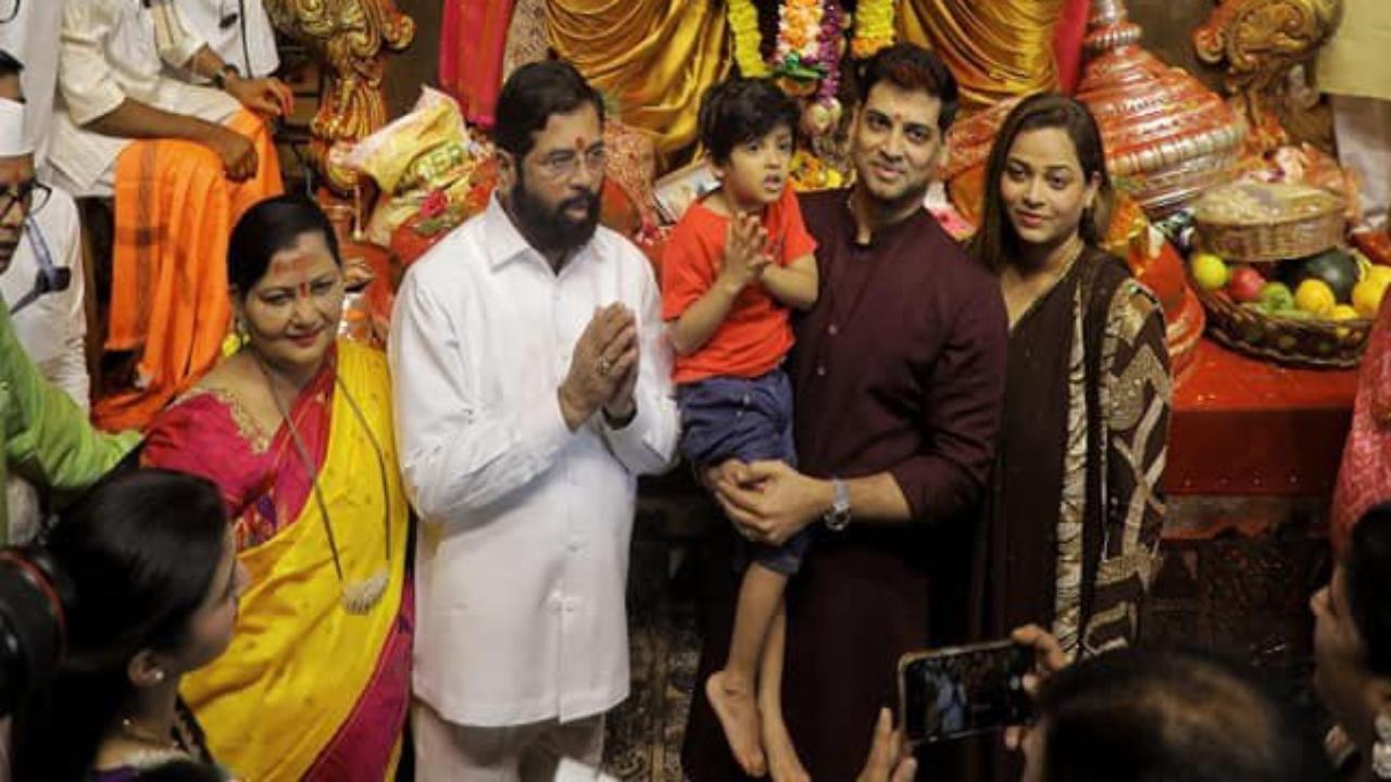 Maharashtra CM Eknath Shinde visited the famous Lalbaugcha Raja Ganesh pandal in Mumbai with his family on Monday