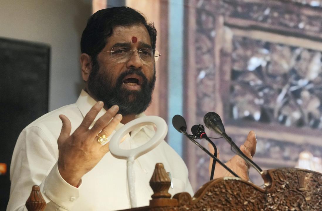 Thane: Two Shiv Sena functionaries removed after money shower before portrait of Maharashtra CM Eknath Shinde's mentor