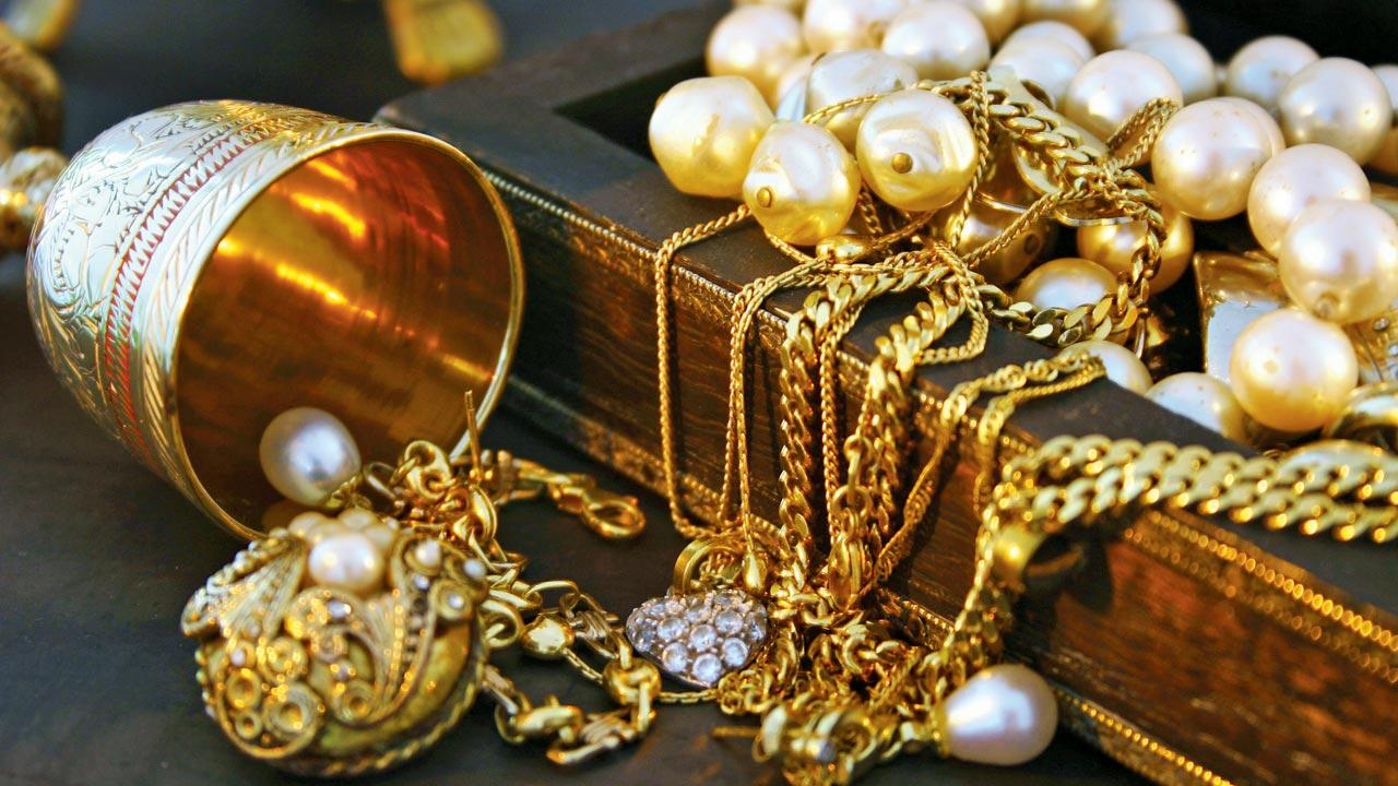 Gujar stole R8 lakh worth of gold ornaments. Representation pic 