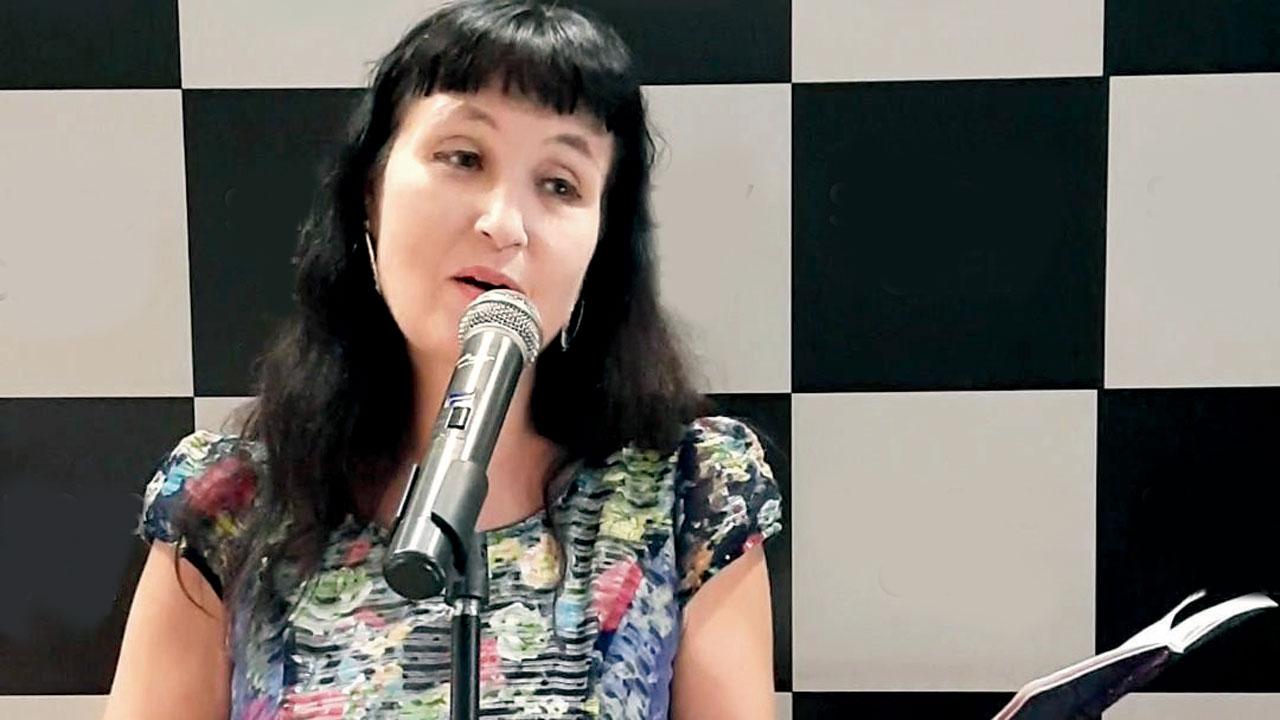 Aamu Pulkkinen performs her song at the Belapur café
