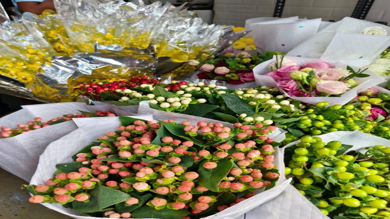 Floral designs of pink and yellow are quite popular among Mumbaikars for mandap decorations