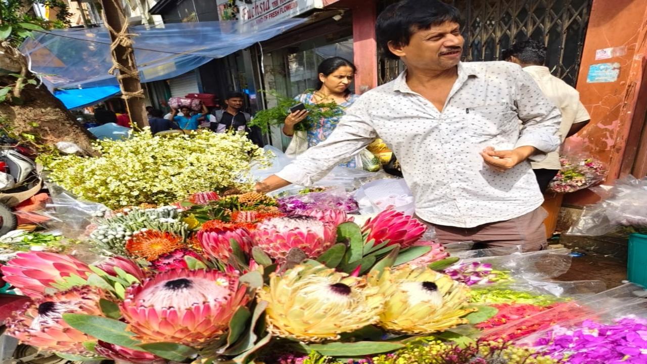 Such unique flowers are widely available throughout the festive season in Dadar and other parts of Mumbai 
