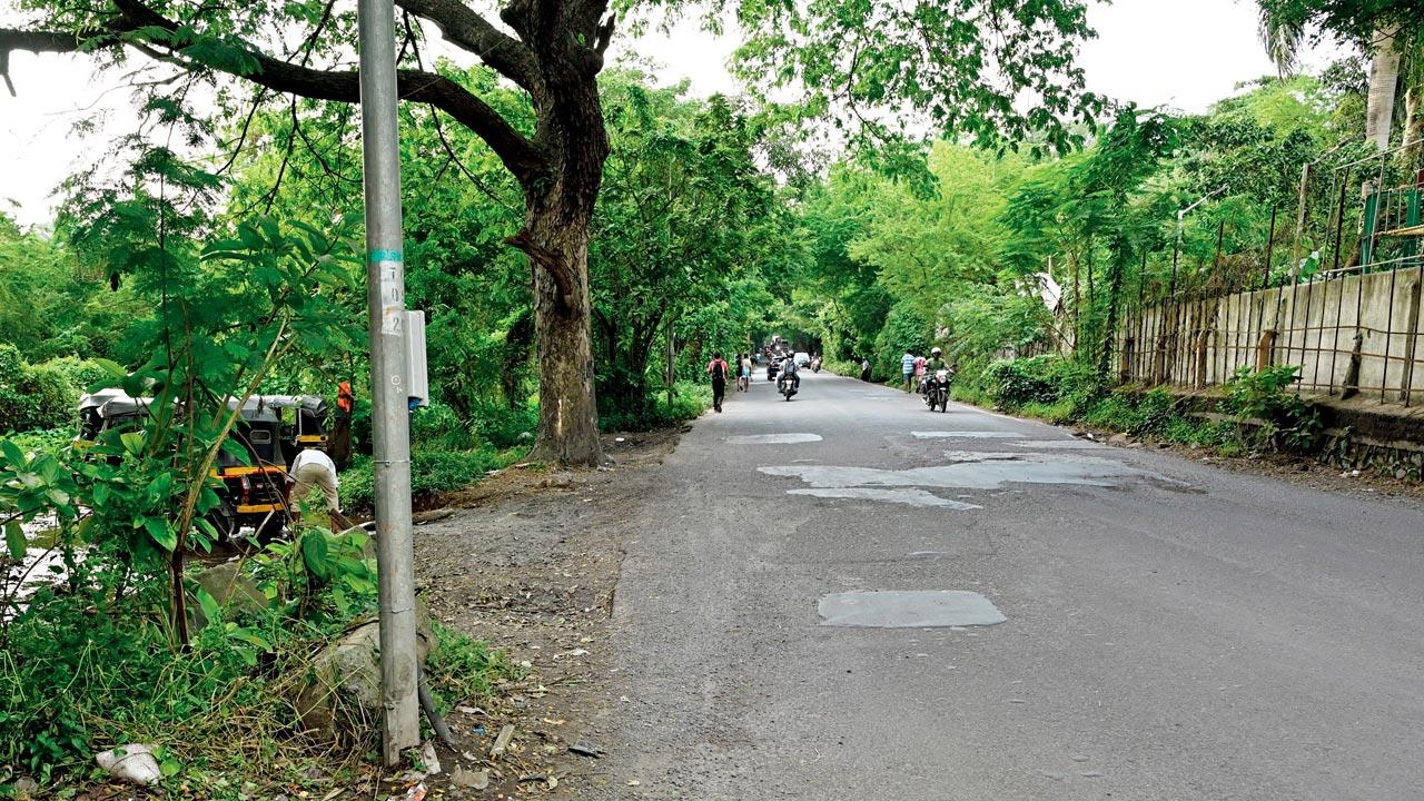 The spot of a bike accident near in Aarey colony on Saturday. Pic/Satej Sinde
