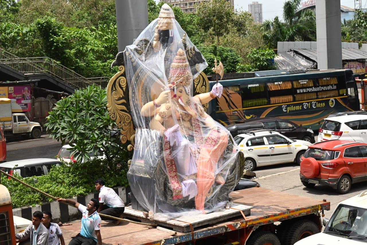 Amid the traffic, several commuters took the blessings of Lord Ganesha's idol that was making its way in Kandivali  