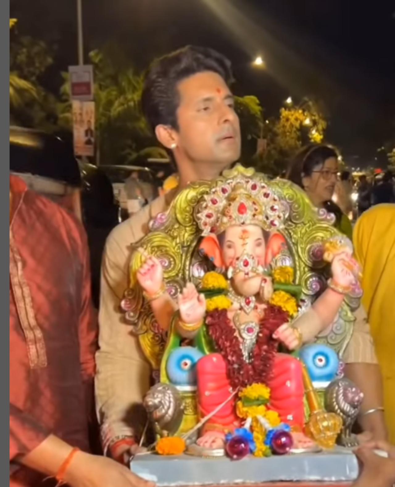 The TV star was snapped last night as he took Bappa for Visarjan