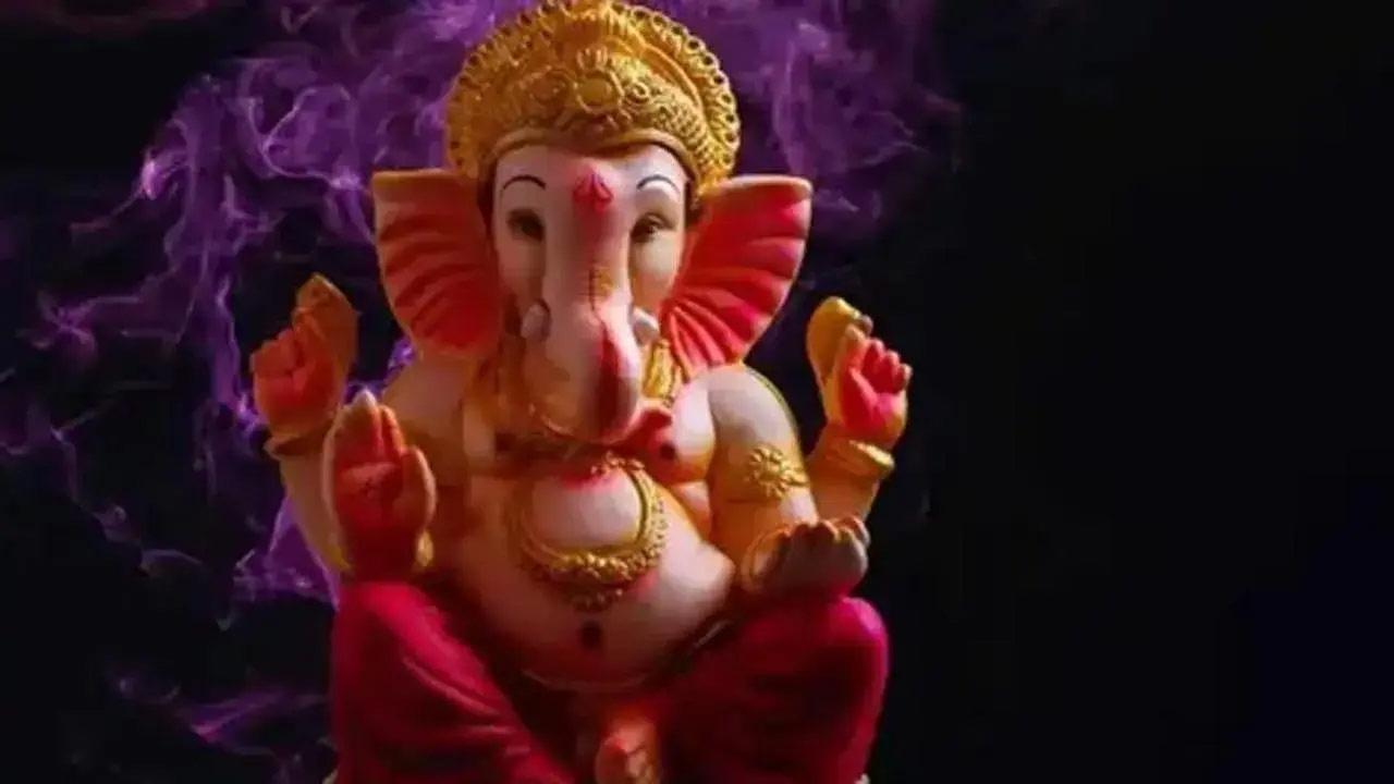 15-foot-tall Ganesh idol made using 25,000 glass bangles in Odisha