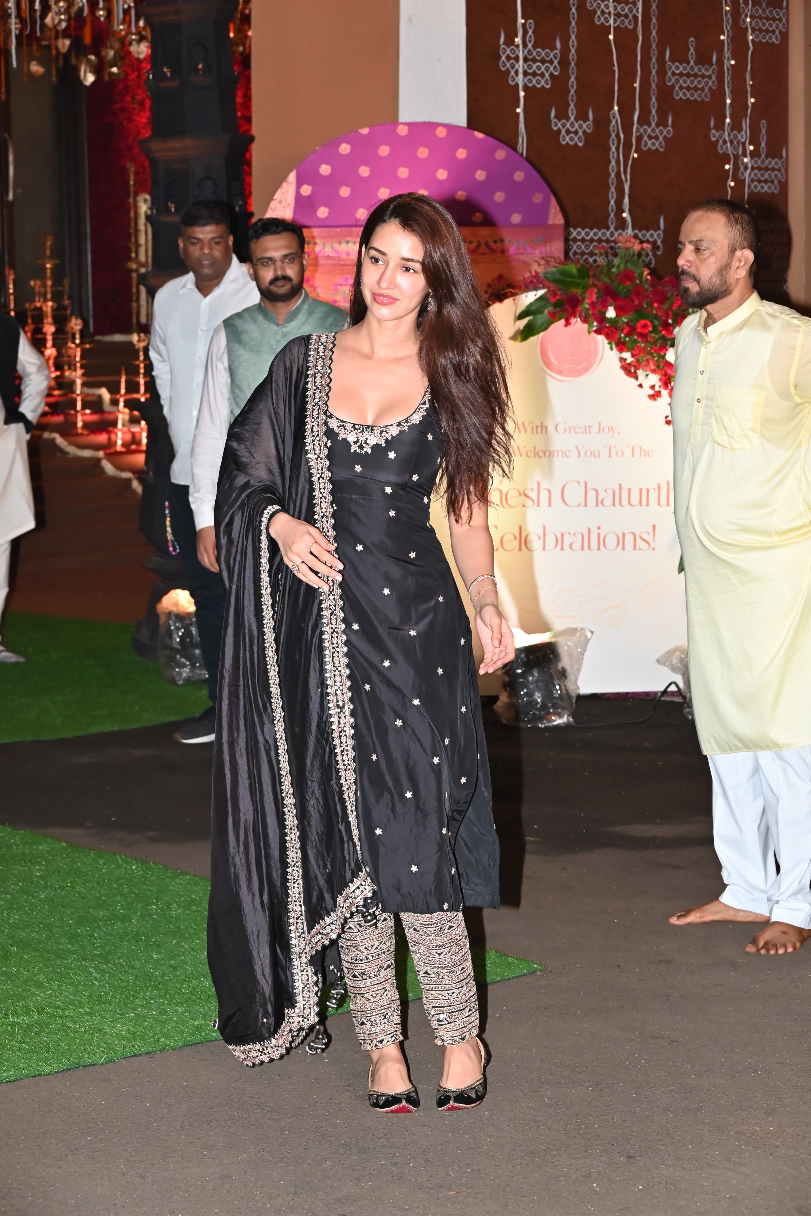 The actress paired her kurta with matching dupatta & golden pants as she attended the Ganpati celebration at Eknath Shinde's residence