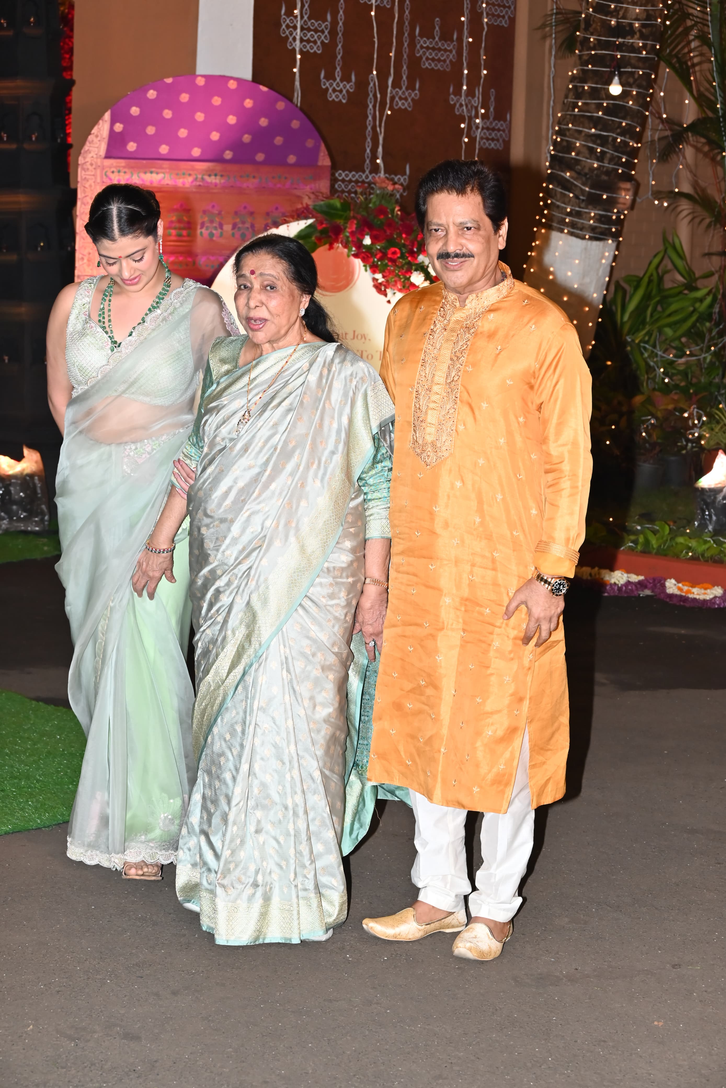 Udit Narayan accompanied Asha Bhosle at CM Eknath Shinde's Ganeshotsav
