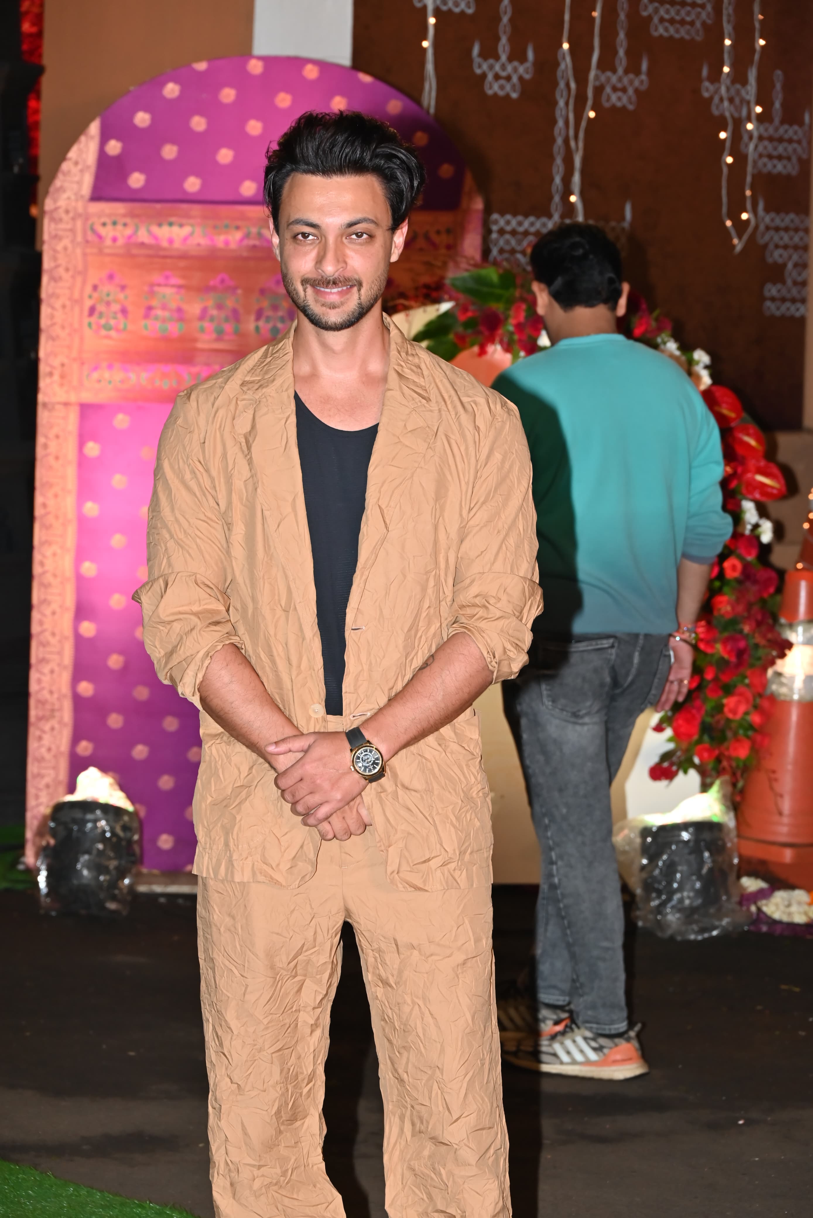 Aayush Sharma posed for the paparazzi as he attended the grand Ganpati celebration at Eknath Shinde's residence