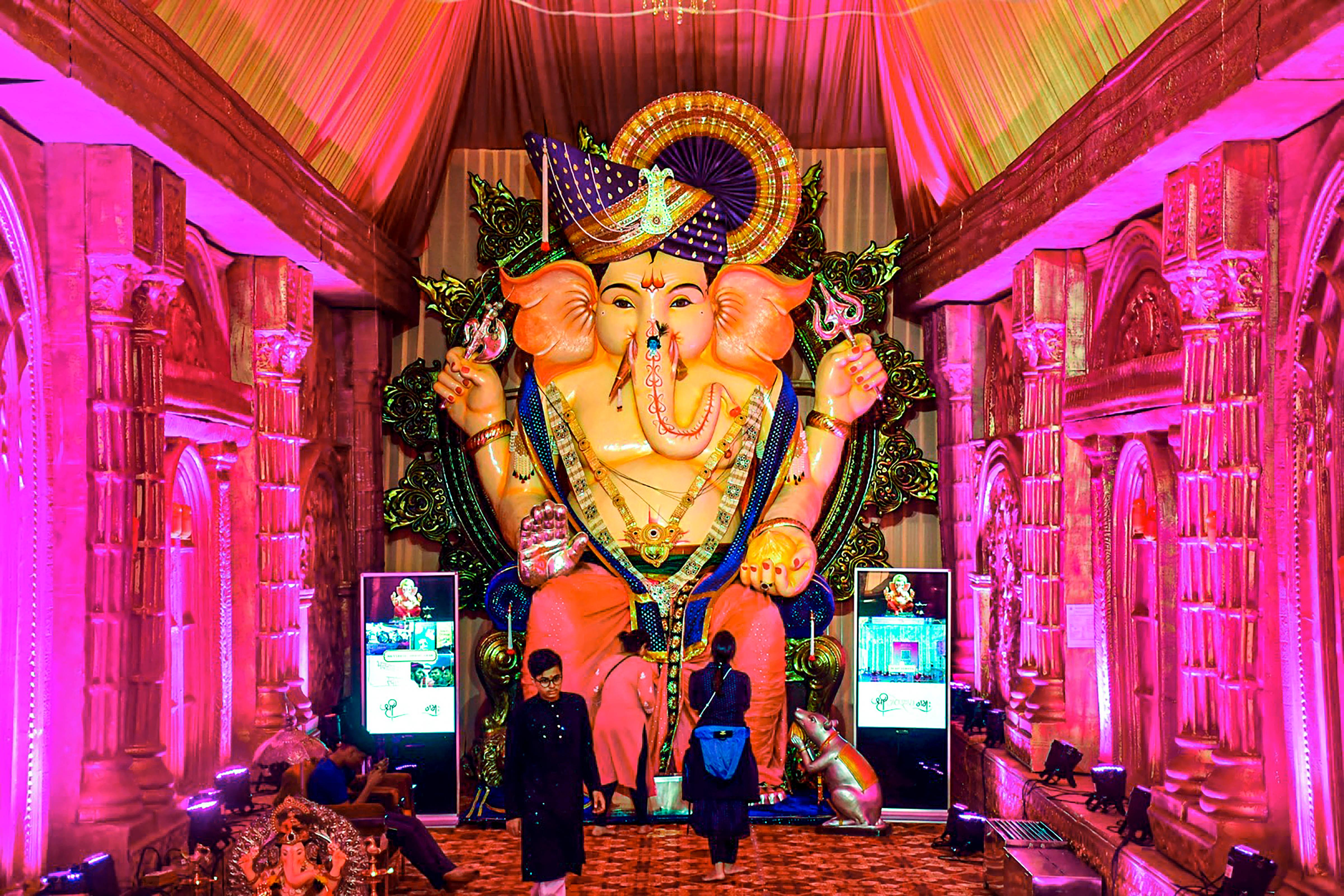 The traditional Maharashtrian Pheta (Turban) elegantly adorns the Girgaoncha Raja idol and has become a distinguishing factor over the years for the mandal, established in 1928