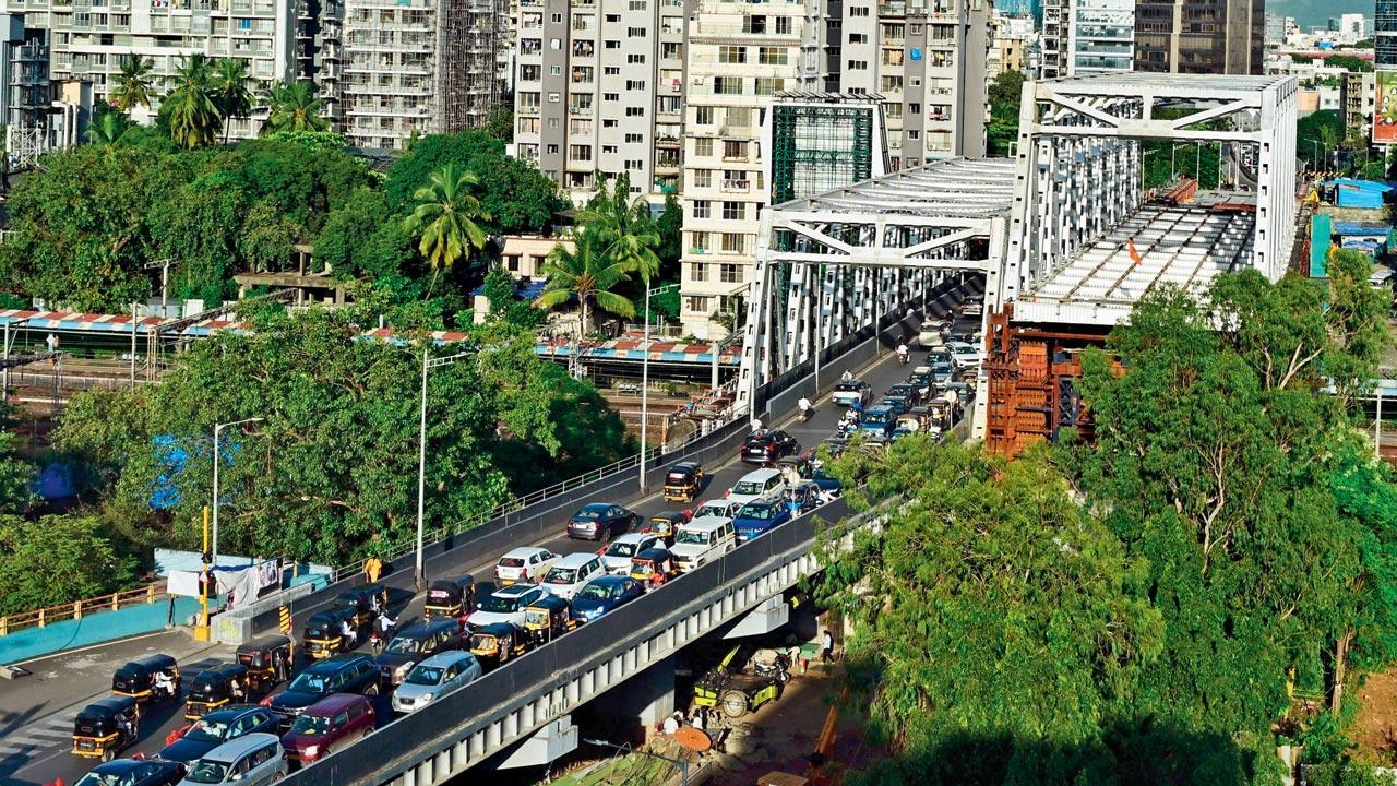 Mumbai: Gokhale bridge second girder finally launched, lowering to begin soon