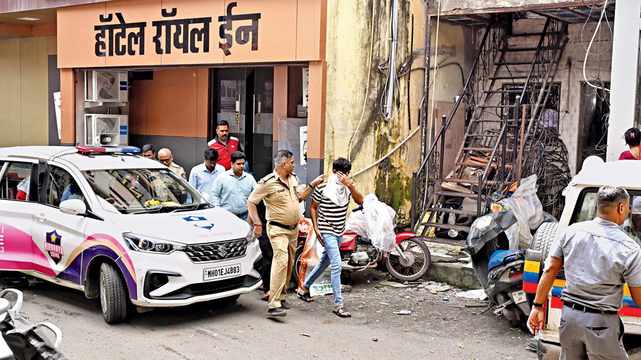 Suspects arrested in the dating app scam being brought out of the Hotel Royal Inn in Goregaon West on September 4. PIC/ANURAG AHIRE