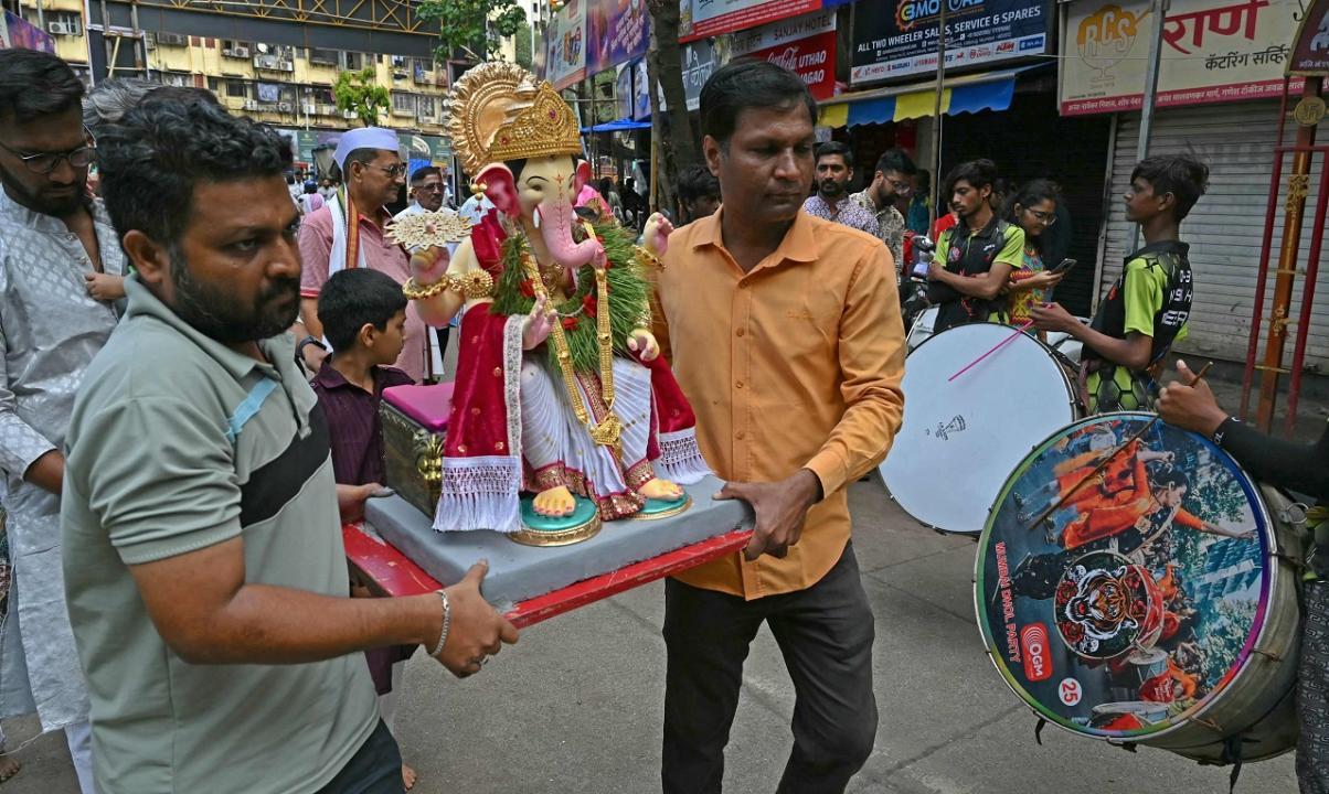 Ganeshotsav 2024: 160 idols immersed across Mumbai till 12 pm on one and a half days of Ganesh festival