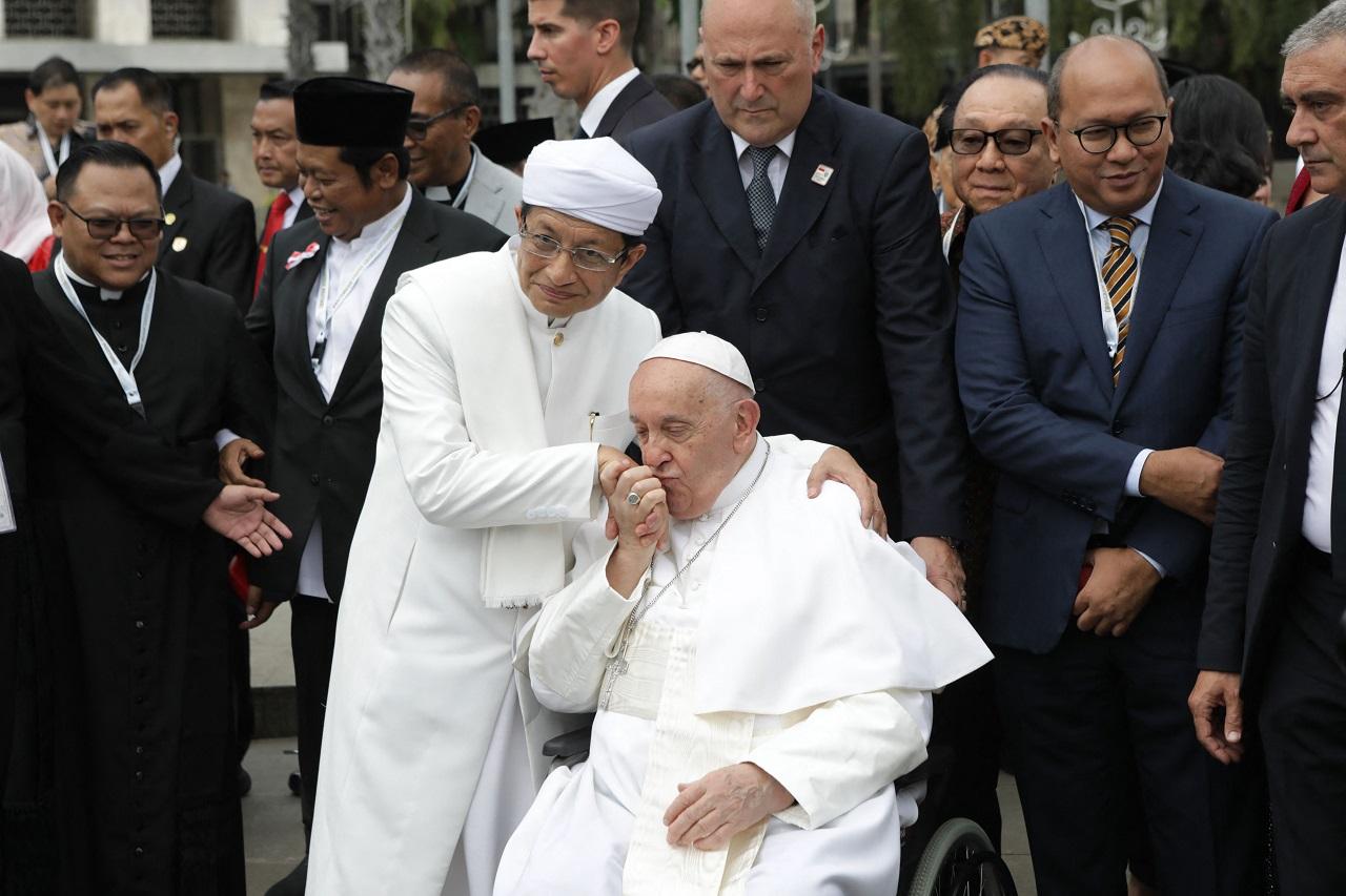 Approaching the elevator to the tunnel, Francis too said it was a potent sign of how different religious traditions 