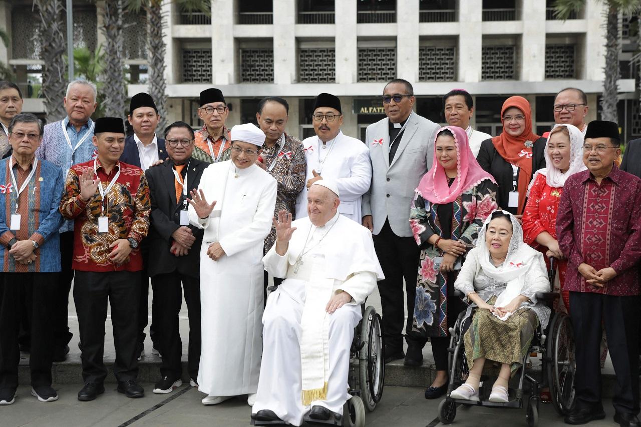 There, he and the grand imam, Nasaruddin Umar, stood at the ground-level entrance to the 