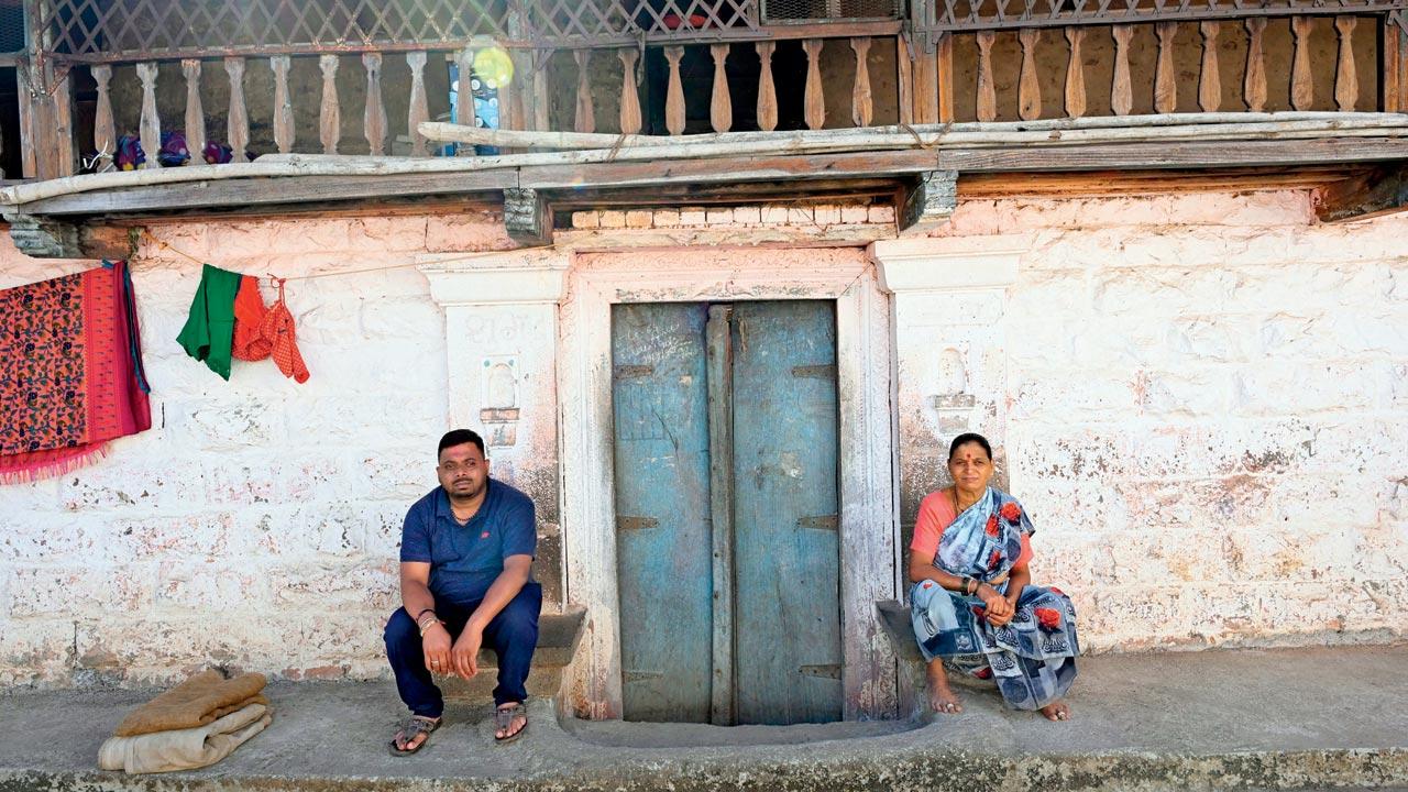 Asalkar Wada, the oldest house in the village, built in 1947, is also powered by solar panels. The fourth generation of the family can be seen sitting at the house’s threshold