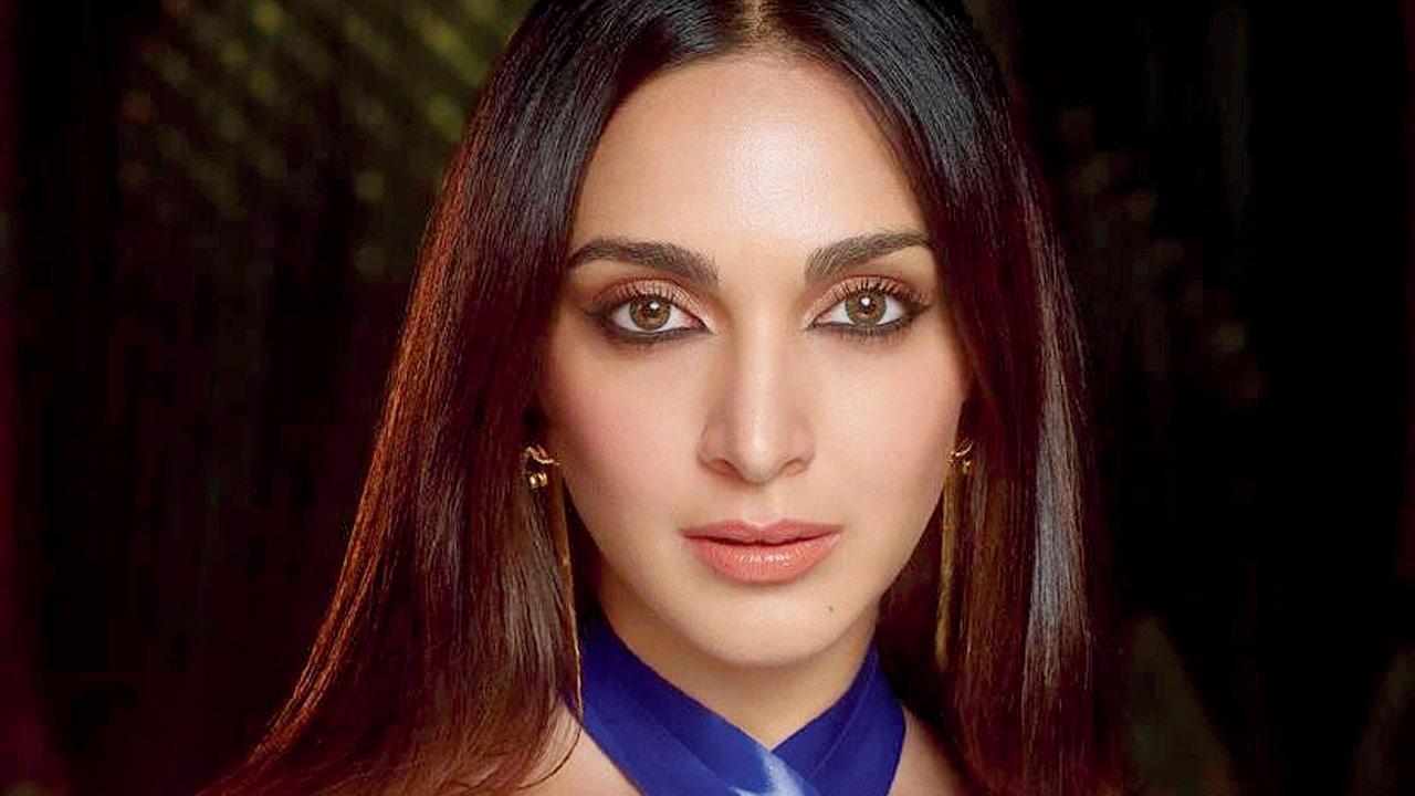Kiara Advani pairs her reverse cat eyeliner with nude lips