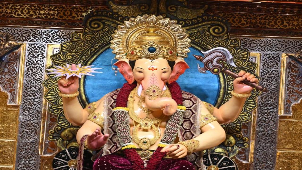 Lalbaugcha Raja is one of the most visited pandals in Mumbai during the festival season, witnessing lakhs of devotees who offer prayers to their favourite deity