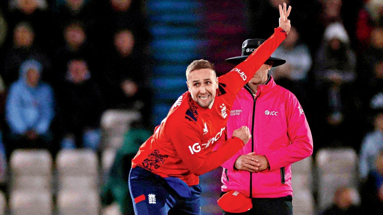 Livingstone guides England to series-levelling T20 win over Aus