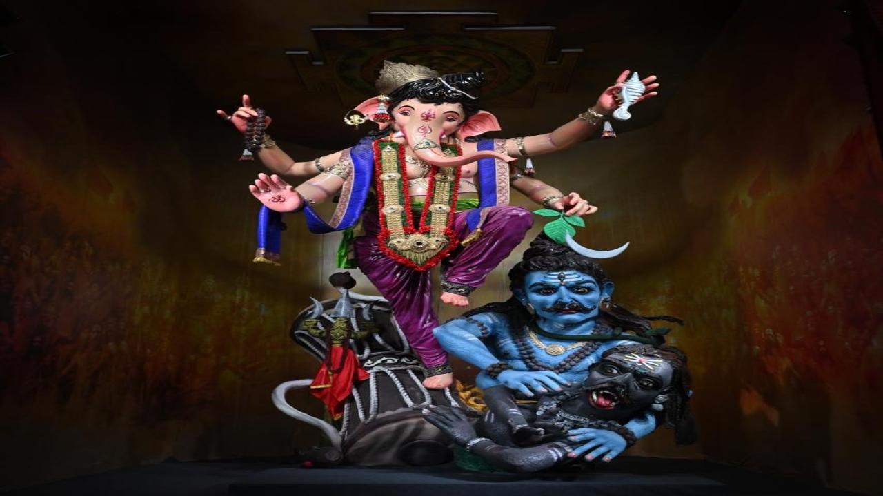 Last year, the Mumbaicha Raja Ganesh Temple had replicated the Kashi Vishwanath Temple of Varanasi