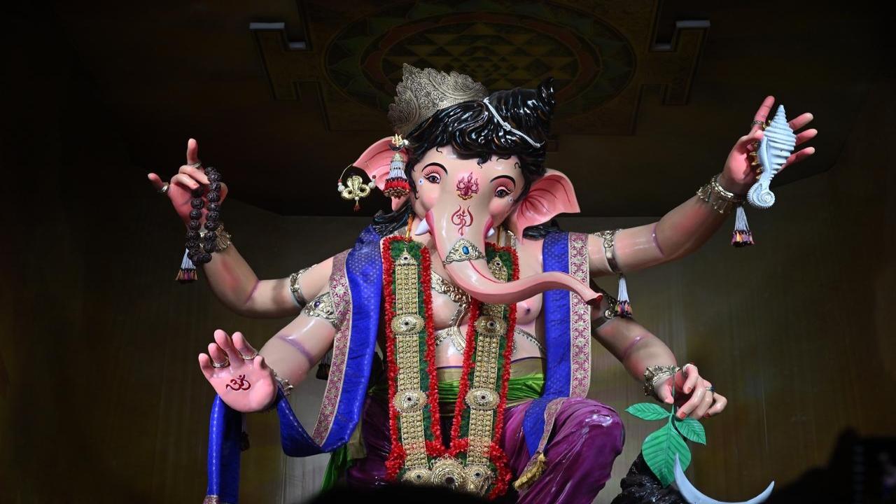 With just two days to go for Ganeshorsav 2024, the first look of Ganesh Galli's Mumbaicha Raja was unveiled on Thursday at 8 pm. Many devotees were present at the Parel-based pandal for the unveiling 