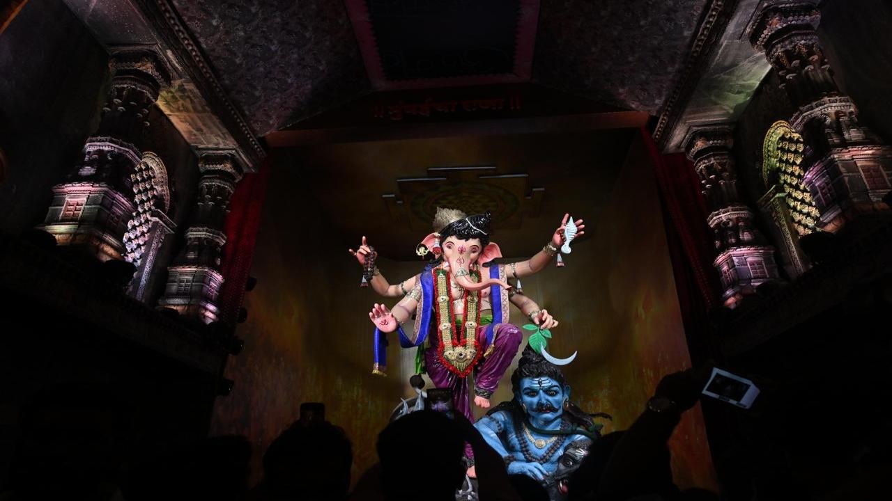 Each year, the mandal replicates the famous places of India, especially the temples of the country