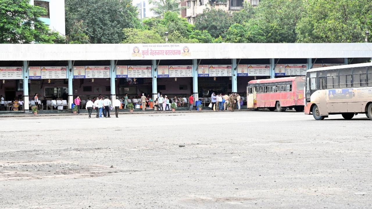 A large section of MSRTC employees launched a strike on Tuesday over salary-related and other demands, officials said. Pics/Sameer Abedi and Ashish Raje