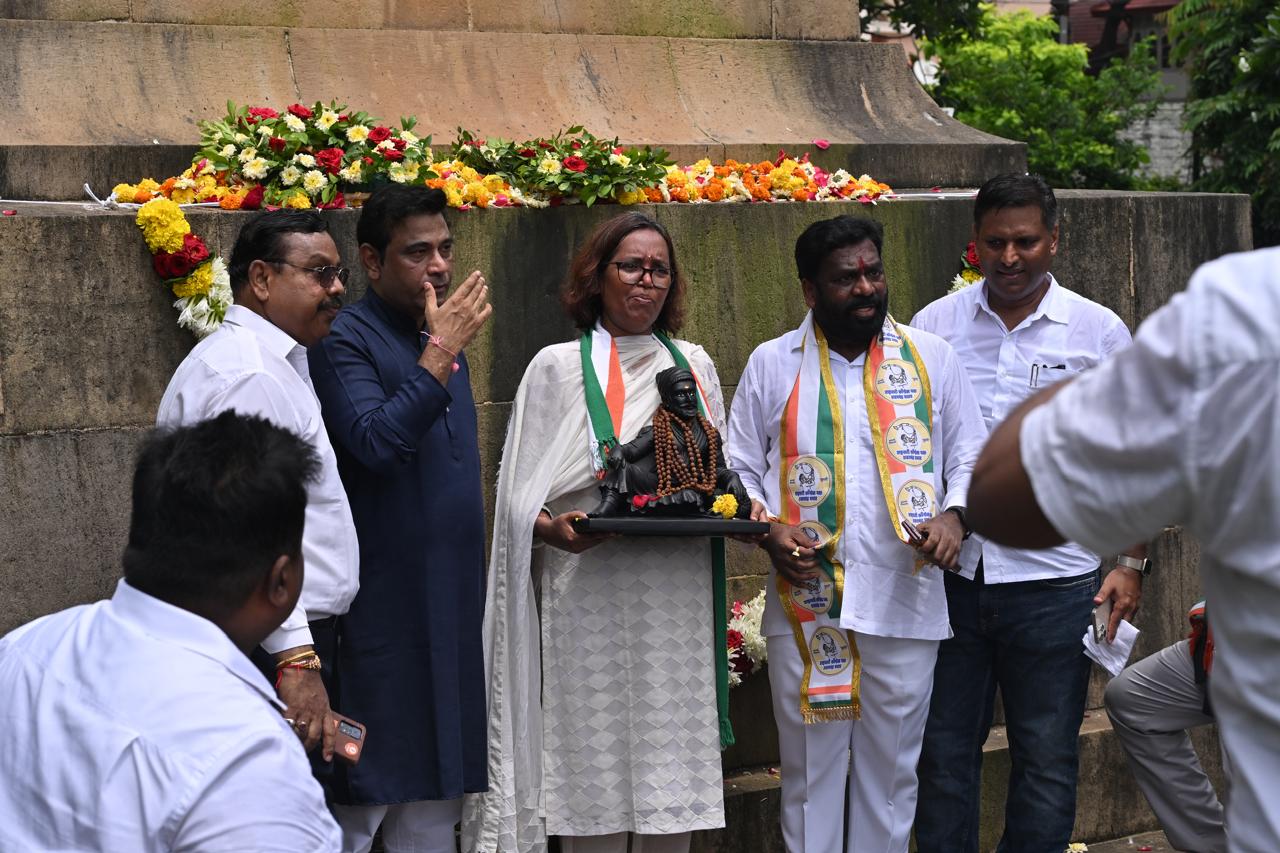 Mumbai Congress head and MP Varsha Gaikwad holds a small statue of Chhatrapati Shivaji Maharaj during the protest at Hutatma Chowk on Sunday