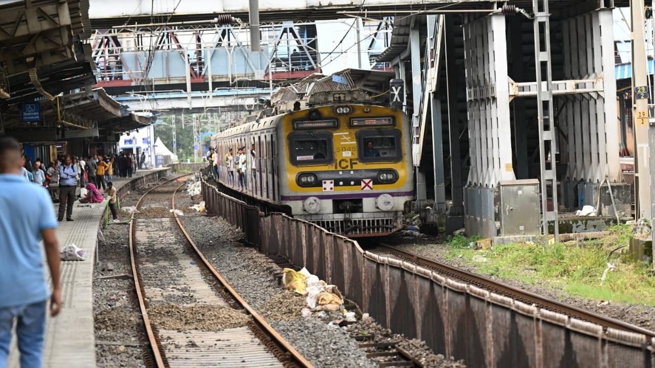 These trains will not halt at at Ram Mandir, Malad and Kandivali stations owing to unavailability of platforms