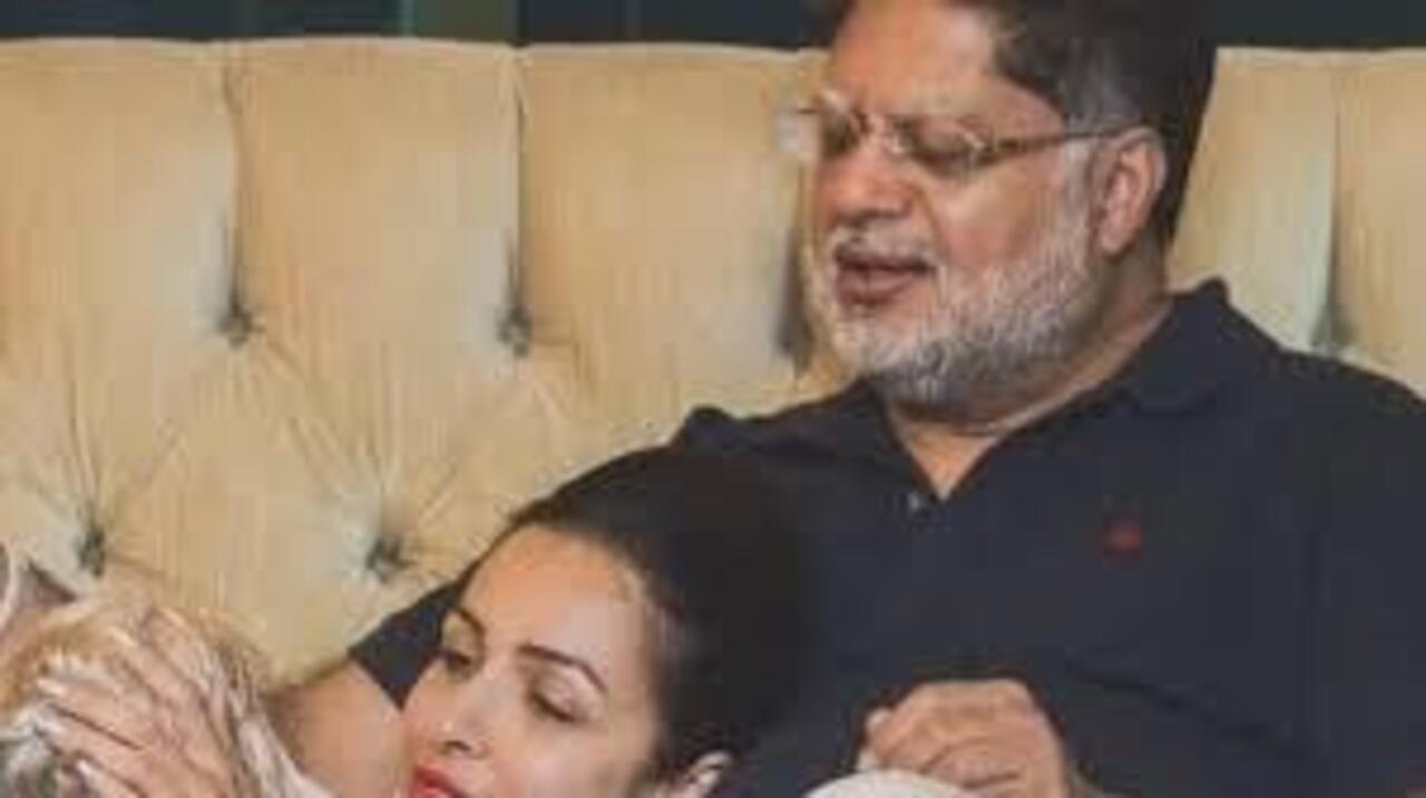 In this picture, Malaika Arora can be seen resting on her father's lap — the ultimate haven for every daughter