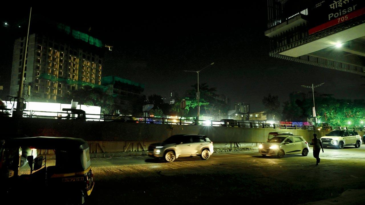 Poisar Metro station is shrouded in darkness on Thursday evening. Pics/Satej Shinde