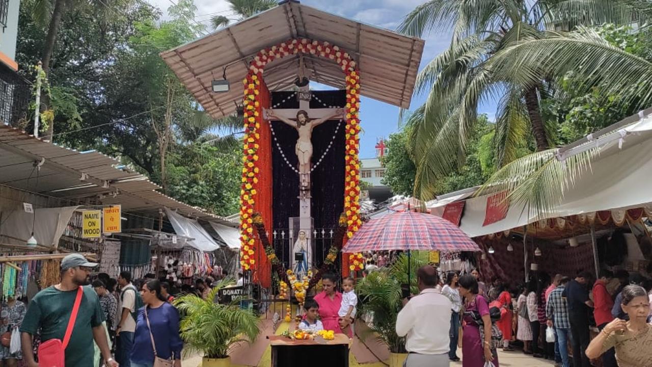 Even the statue of Jesus Christ on the cross, and Mother Mary, at the start of the Mount Mary steps amid stalls of different colours, stood out with red and yellow flowers.