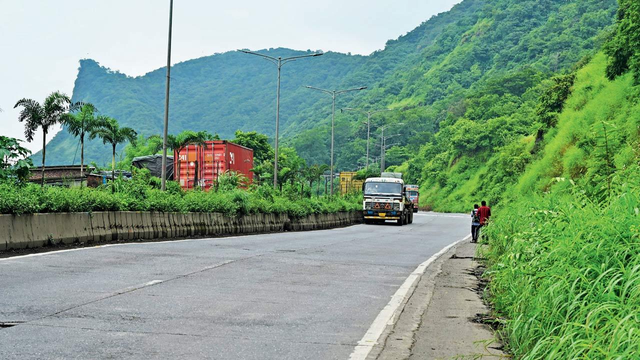 The Mumbra Bypass spot where Akshay Shinde was allegedly shot dead is a little isolated, with hills on one side. Pics/Shadab Khan