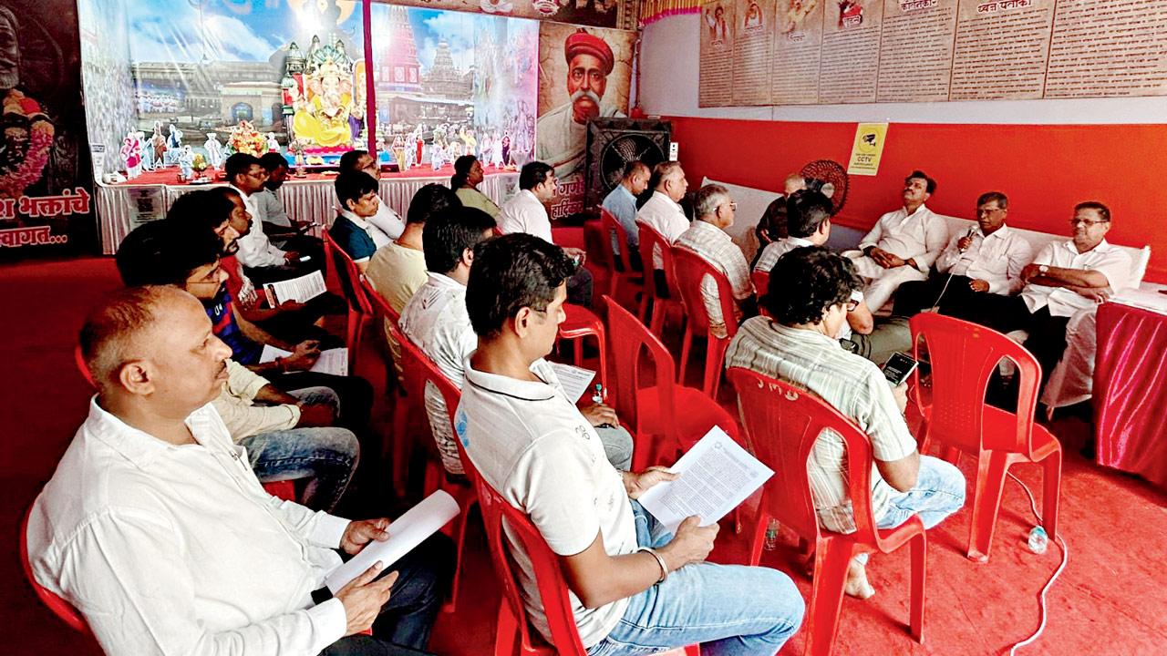 Housing Society Federation members meet with housing society office-bearers